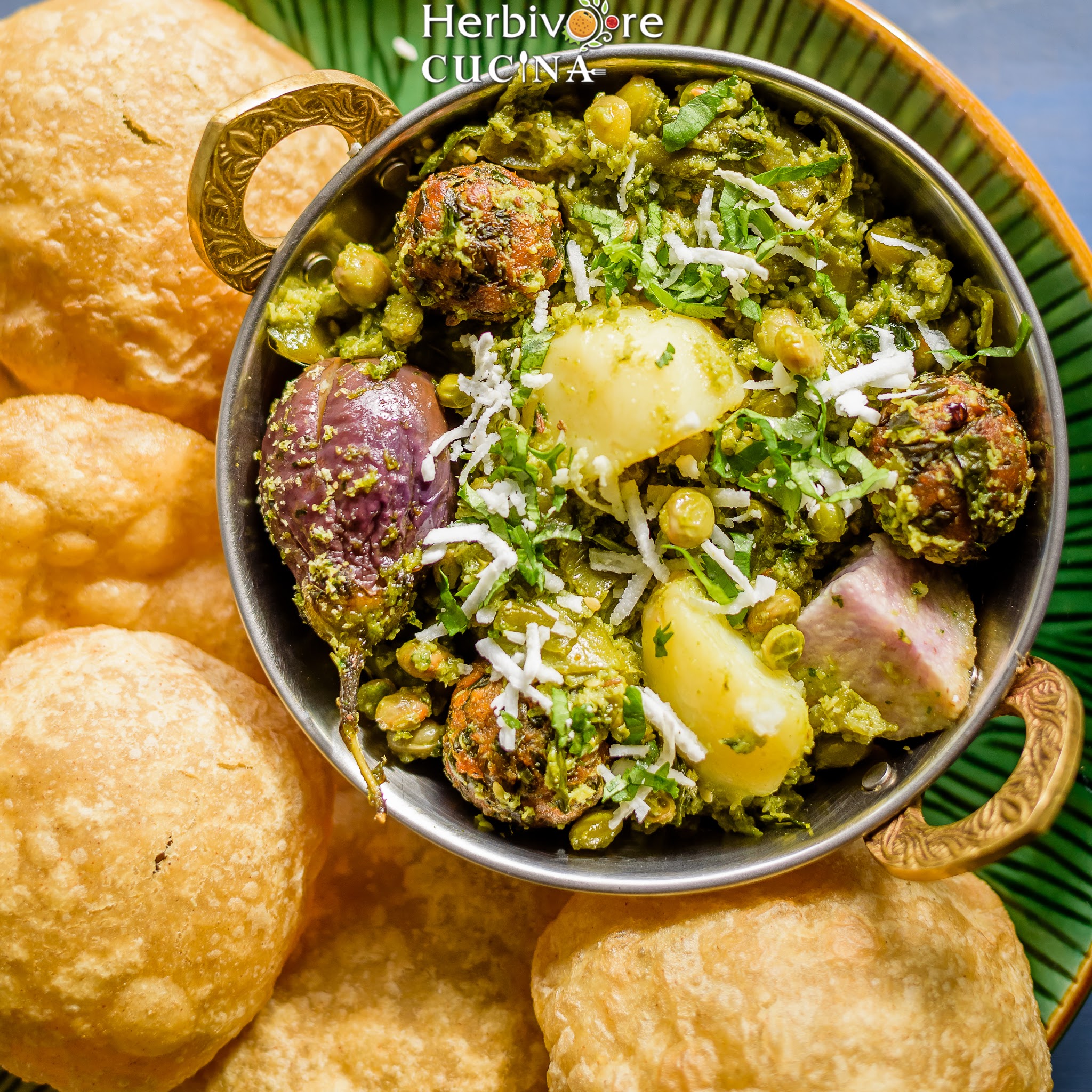 A bowl of Surti Undhiyu on a green plate with puris on the side. 