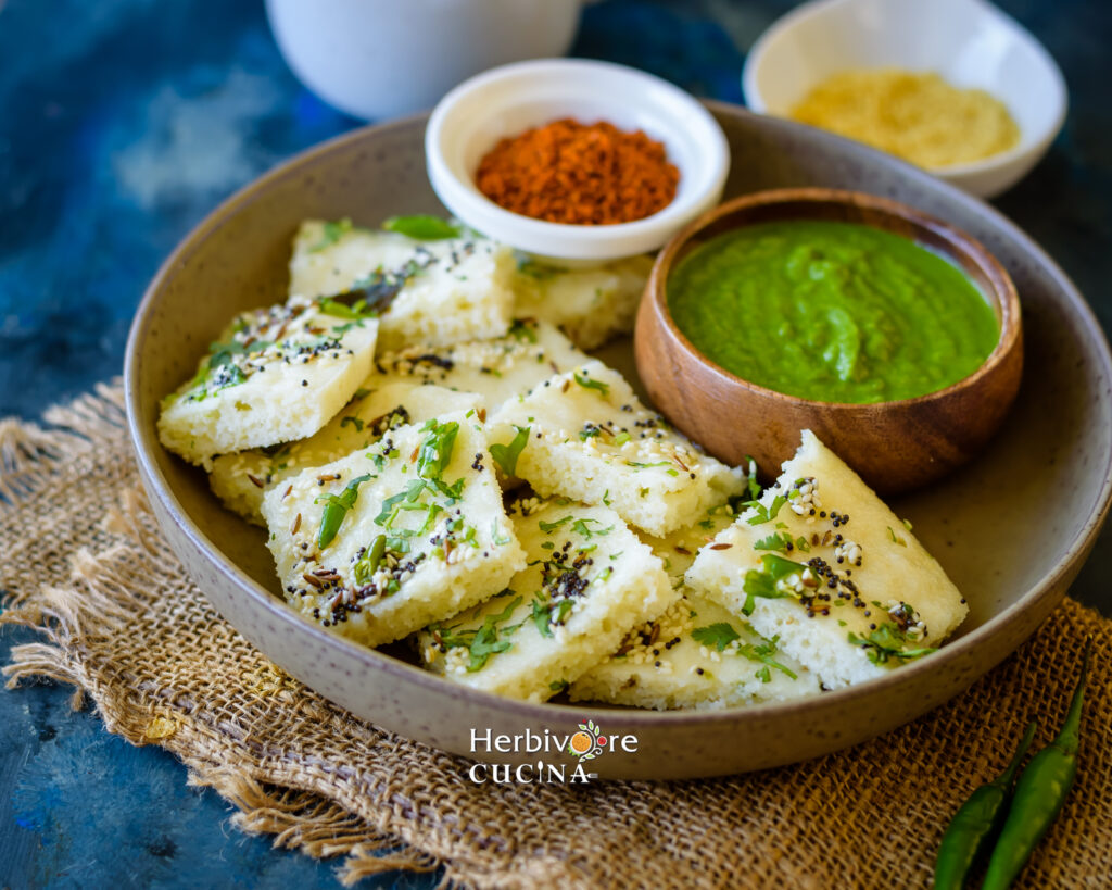 rava dhokla in plate with chutney